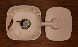 Rozebrana obudowa kamery TP-Link Tapo C100 z widocznym głośnikiem.