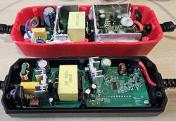 Dwa otwarte prostowniki ULGD 5.0, modele C1 i E4, z widocznymi komponentami elektronicznymi.