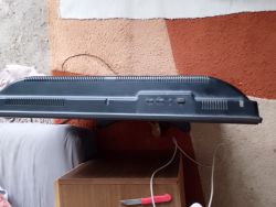 Tylny panel telewizora Sharp z widocznymi przyciskami i otworami wentylacyjnymi