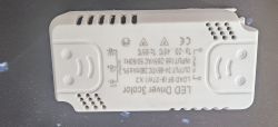 Biały sterownik LED Driver 3color z nadrukiem parametrów i schematem zacisków
