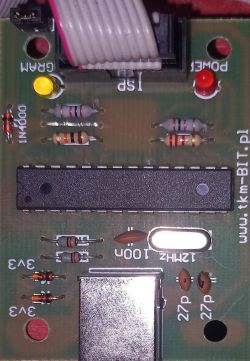 Zbliżenie na płytkę drukowaną z komponentami elektronicznymi, takimi jak rezystory i kondensatory.