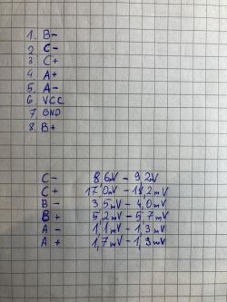 Notatka z pomiarami napięcia i opisem pinów.
