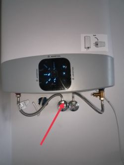 Bojler Ariston - kapanie wody z zaworu wody ciepłej po montażu i podłączeniu, nowa instalacja