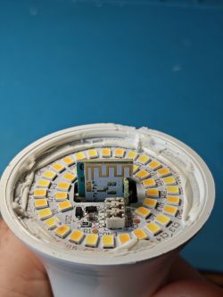 £1 Wnętrza inteligentnych żarówek: IKEA Tradfri LED2003G1, Ener-J SHA5262, niemarkowy PIR, Yi