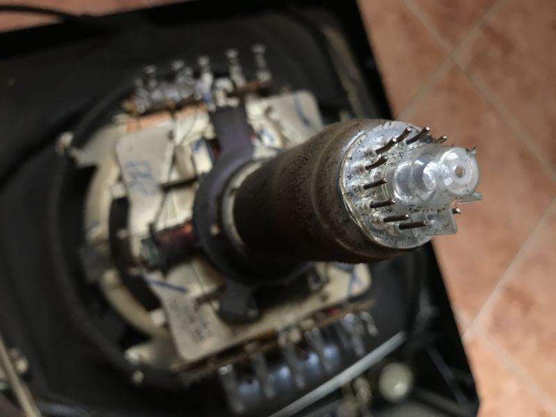 Zbliżenie na tylną część kineskopu z widocznym gniazdem i stykami elektronowymi