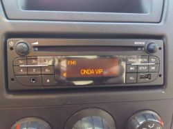 Autoschaltflächencar mit Autoradio, das ONDA VIP auf dem Bildschirm anzeigt.