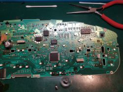 Zdjęcie płytki drukowanej z elementami elektronicznymi.