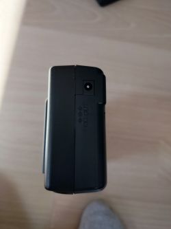 Port wyjściowy DC w czarnym urządzeniu elektronicznym