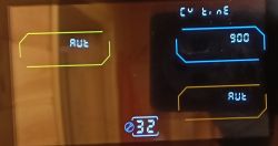 Ekran falownika z ustawieniami: tryb AUTO, parametr 900 i numer opcji 32