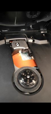 Widok wnętrza napędu optycznego z widocznym elementem laserowym.