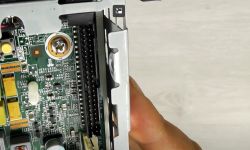 Złącze 44-pinowe na płycie głównej urządzenia elektronicznego.