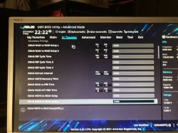 Zdjęcie ekranu BIOS ASUS w trybie zaawansowanym, pokazujące ustawienia pamięci DRAM.