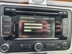 Software-Update-Bildschirm auf einem RNS 315 System mit Navigationsknöpfen.