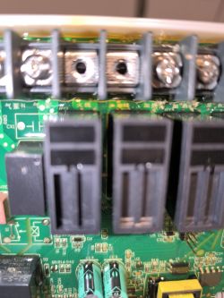 Zbliżenie na płytę sterującą pompy jacuzzi z widocznymi terminalami i elementami elektronicznymi.