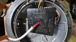 Sterownik lampy z wentylatorem „Fan lamp special” – widok wnętrza Sterownik „Fan lamp special” w obudowie lampy z wentylatorem, widoczne przewody i złącza