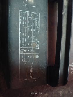 Tabliczka znamionowa spawarki z danymi 230/400 V i typem „USP-200F”