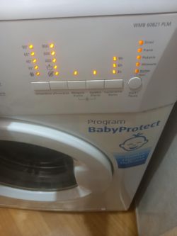 Panel sterujący pralki Beko WMB60821LM z świecącymi diodami, ale bęben nie kręci.