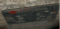 Tabliczka znamionowa silnika elektrycznego z danymi technicznymi.