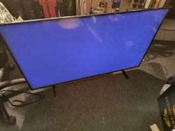 Telewizor Samsung z niebieskim ekranem w pokoju.
