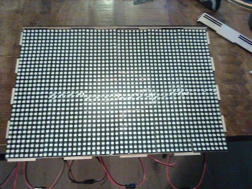 Panel LED 48 x 32 z diod adresowalnych na drewnianym stole.
