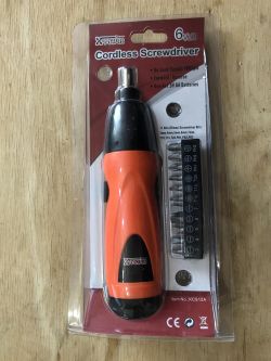 Tania i lekka wkrętarka na uniwersalne bity zasilana bateriami AA