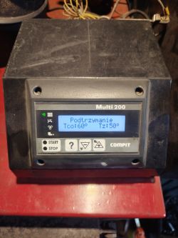 Sterownik Compit Multi 200 z wyświetlonym trybem podtrzymania i temperaturami.