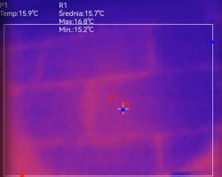 Termowizja ściany z oznaczeniami temperatury i obszarem pomiaru R1