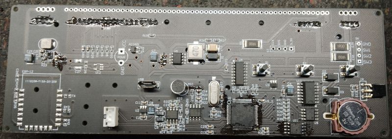 Płytka drukowana z zamontowanymi komponentami elektronicznymi.