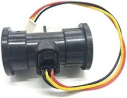 Przepływomierz z trzema przewodami elektrycznymi.