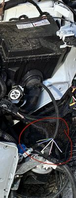 Ident. uciętej wtyczki ze skrzynki bezp. w Peugeot 308 P5 1.6 hybrid 2022