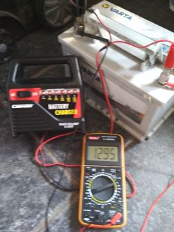 - Akumulator Varta E44 - prostownik Carpoint 6/12V 6 A nie ładuje