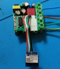 Electronic module with connected gas sensor on a blue service mat.
