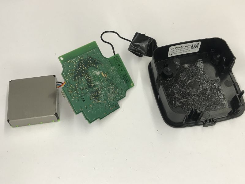 The interior of the Bosch IVS SLIM module, i.e. telemetry and fender detection in Car Sharing vehicl