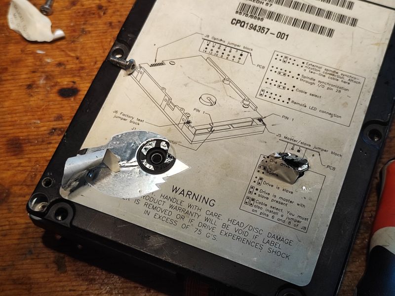 External casing of Seagate ST3390A hard drive with label External casing of an old Seagate ST3390A hard drive from 1994 with a visible label and damaged seals.