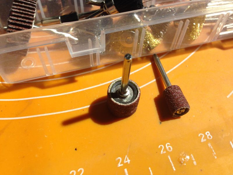 Końcówki szlifierskie z papieru ściernego na jasnym tle.