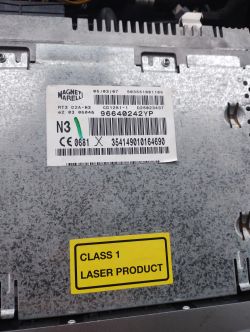 Odtwarzacz samochodowy Magneti Marelli RT3 D2A-N3 z naklejkami identyfikacyjnymi.