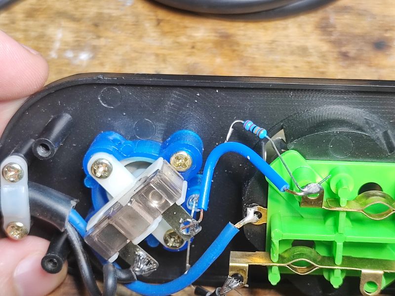 Przedłużacz/listwa 2m 4 gniazda i 3 USB za 35 zł o tajemniczej wydajności prądowej