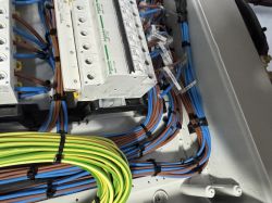 Instalacja przewodów w rozłącznikach – zgodność z normami i przepisami elektrycznymi