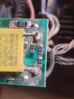 Zbliżenie na płytkę drukowaną szlifierki Parkside PWS 125 G6 z brakującym rezystorem R5.