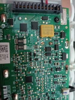 Zbliżenie na płytkę PCB z tranzystorami, rezystorami i opisanymi elementami elektronicznymi.