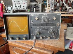 Oscyloskop Philips PM 3233 z wyświetlonym przebiegiem sinusoidalnym