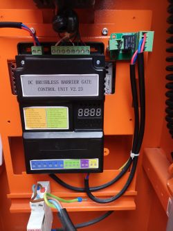 Jednostka sterująca DC Brushless Barrier Gate V2.23 zamontowana w obudowie z kablami