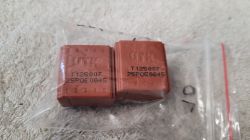 Dwa brązowe transformatory UTK T125007 w woreczku strunowym na jasnym tle