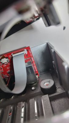 Nahaufnahme einer internen Leiterplatte mit rotem Laminat, gekennzeichnet als 7388-F1C-6905C V01.