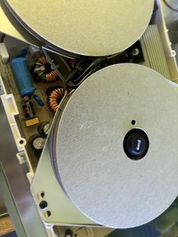 Wnętrze urządzenia z widocznymi spiralami indukcyjnymi i czujnikami w plastikowych rurkach.