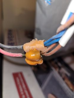 Dlaczego topi się kostka elektryczna i czy wymiana rozwiąże problem?