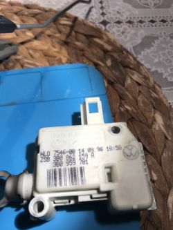 Volkswagen Passat '99 Sedan - Zablokowana klapa bagażnika, otwieranie i naprawa zamka/siłownika