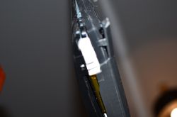 Zbliżenie na uszkodzoną obudowę i matrycę telewizora Samsung.