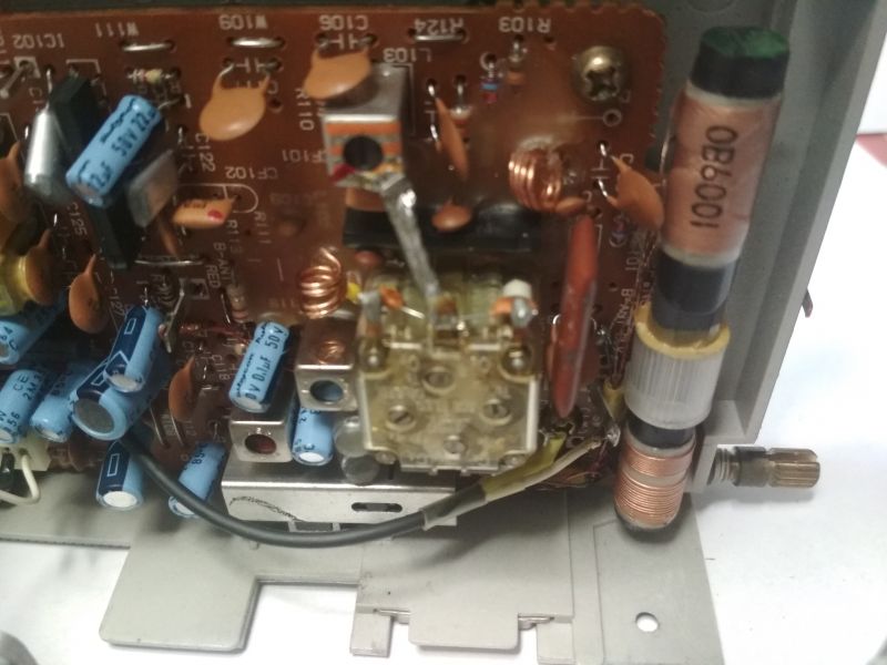 Wnętrze urządzenia elektronicznego z elementami w obudowie