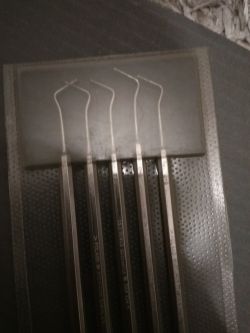 Zestaw metalowych narzędzi w opakowaniu.